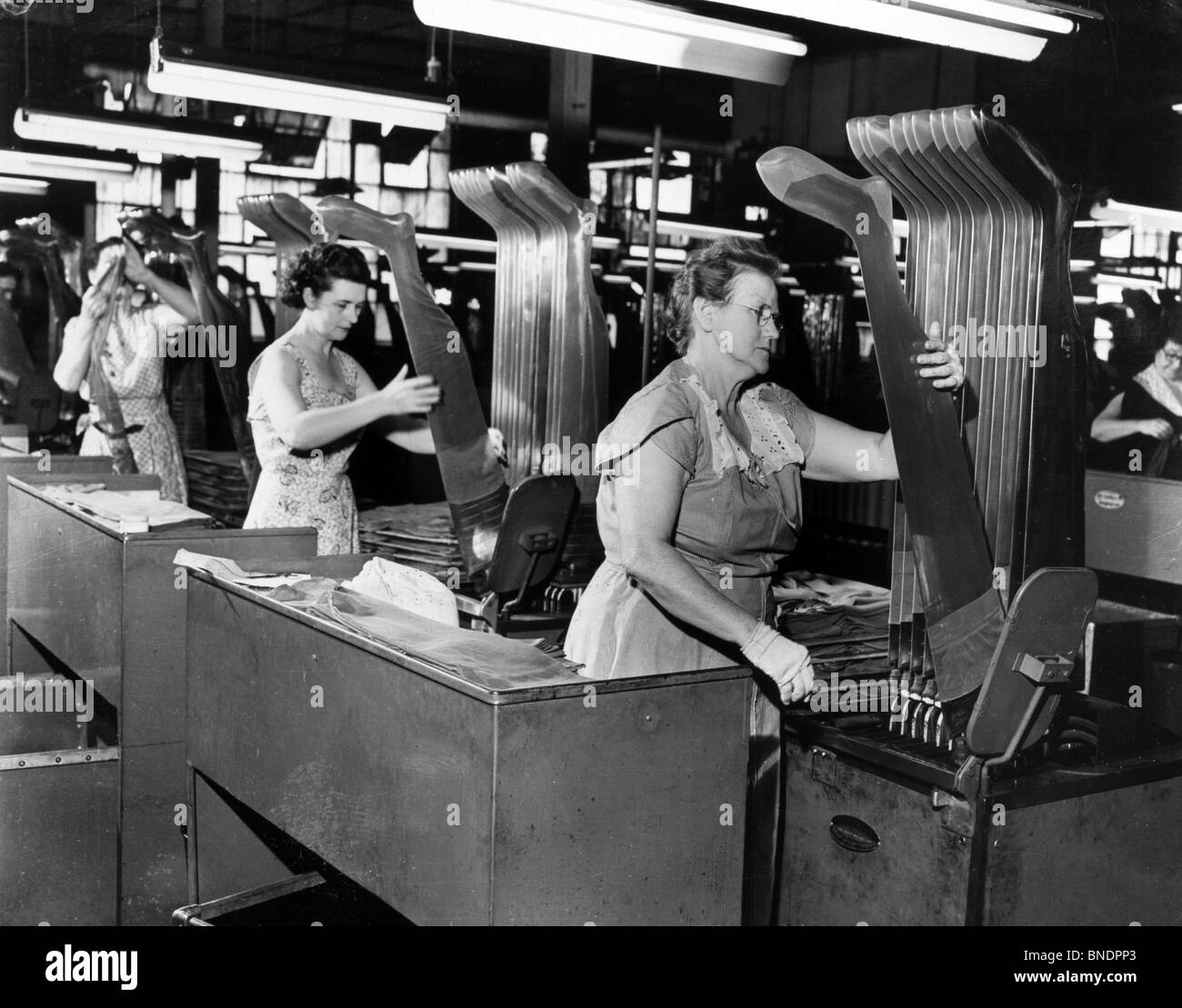 Trois femmes adultes travaillant dans une usine de la bonneterie, 1951 Banque D'Images