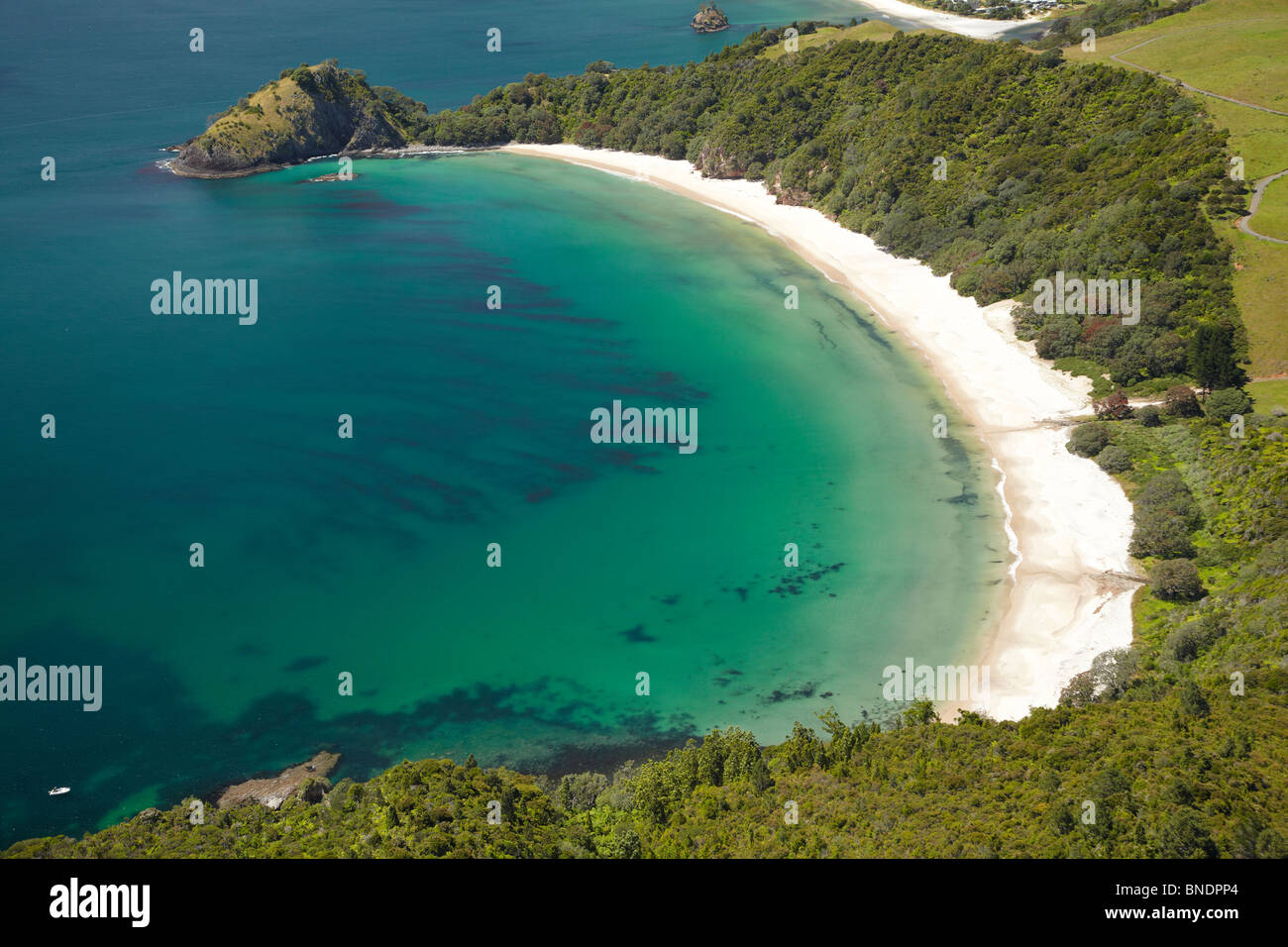 Nouvelles des Amis plage, et Motuto Point, péninsule de Coromandel, North Island, New Zealand - vue aérienne Banque D'Images