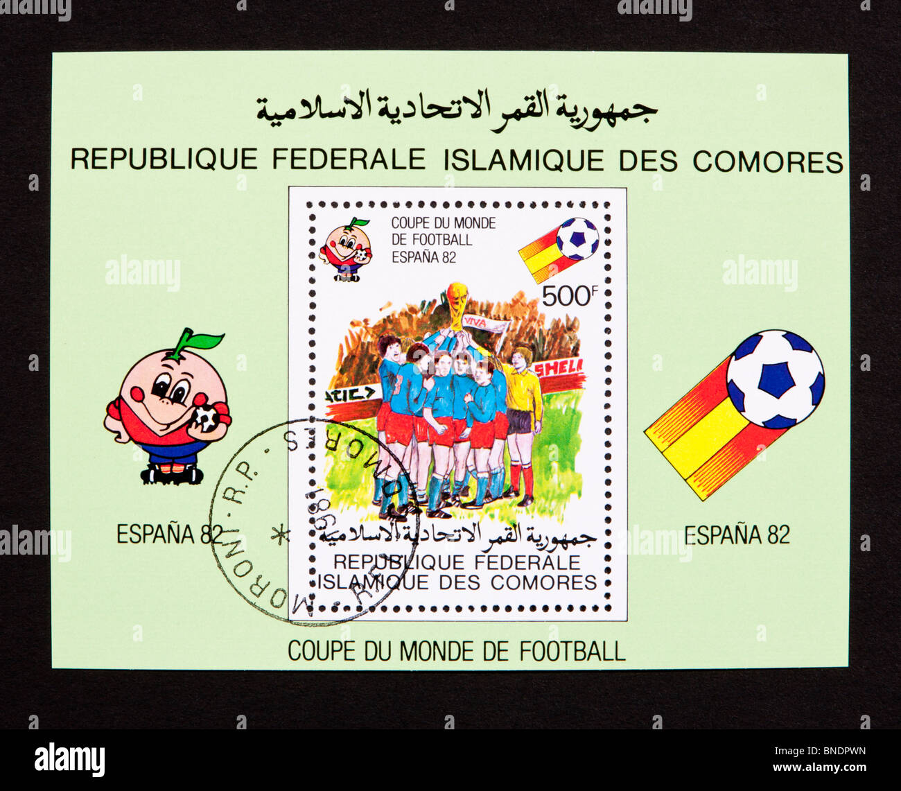 Bloc feuillet de la Comores illustrant le football et la Coupe du monde. Banque D'Images