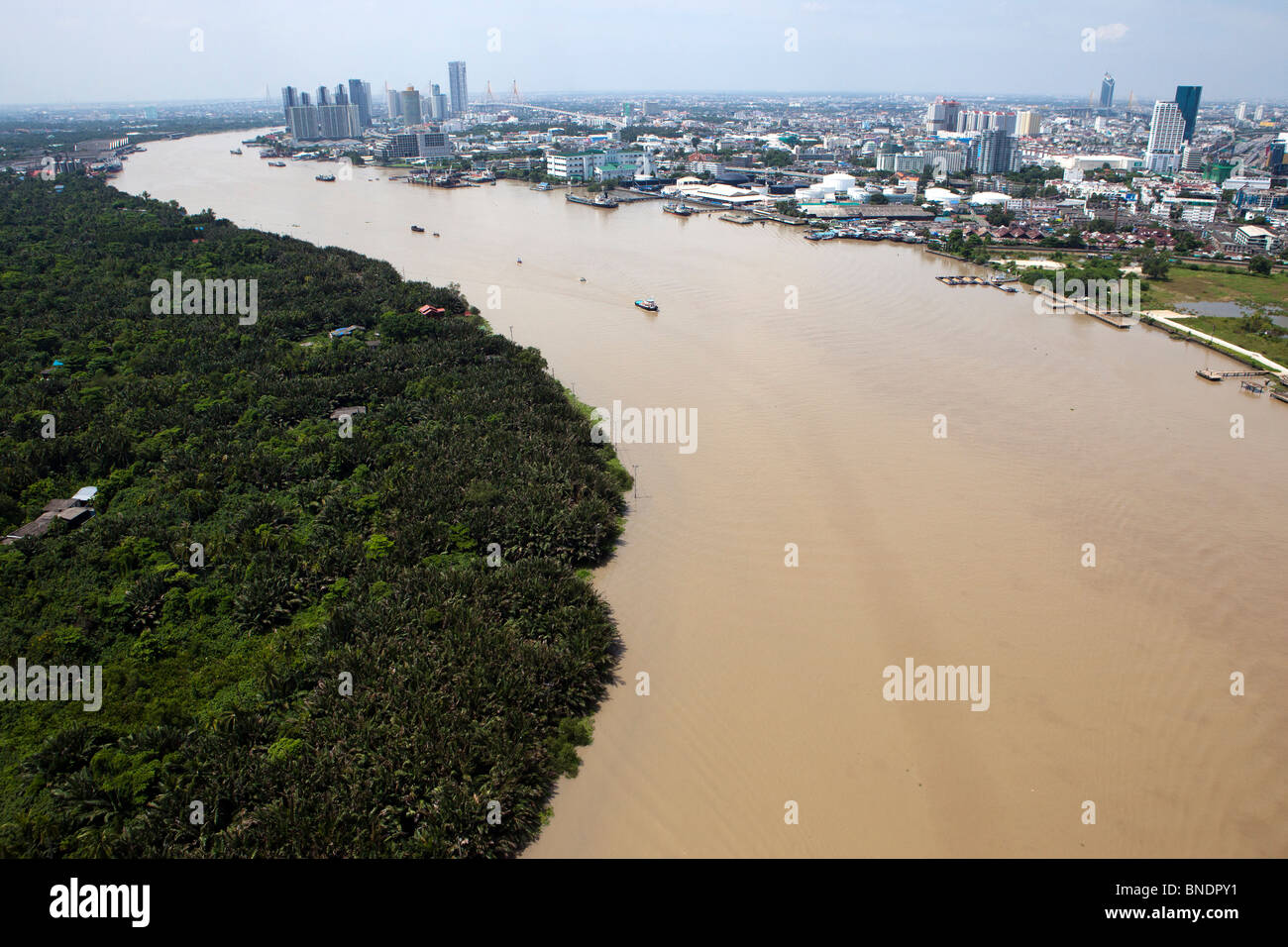 Vue aérienne de la rivière Chao Phraya, Bangkok, Thaïlande. Banque D'Images