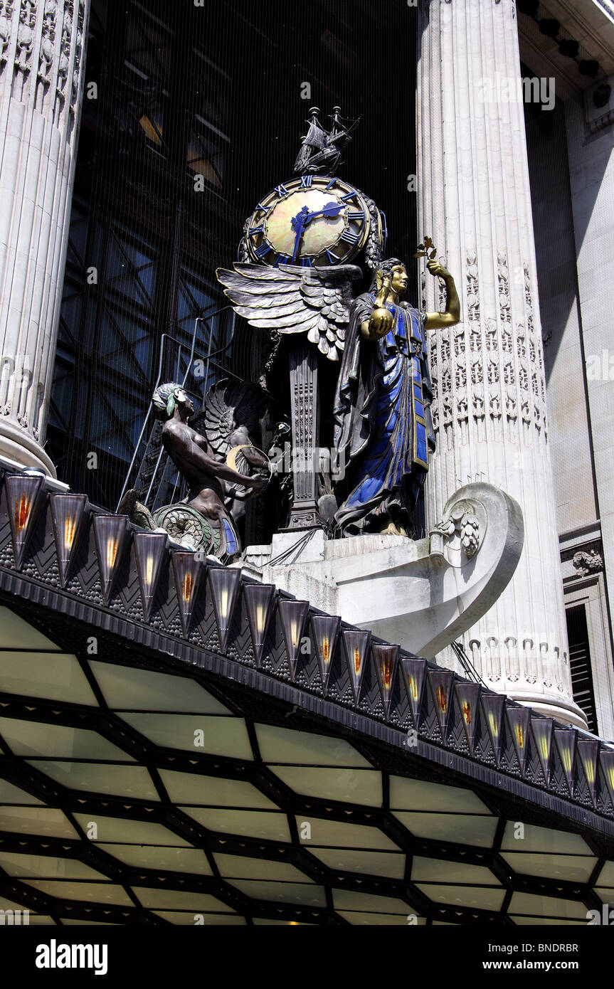 'Reine des temps' Statue, grand magasin Selfridges, Oxford Street, City of Westminster, London, England, United Kingdom Banque D'Images