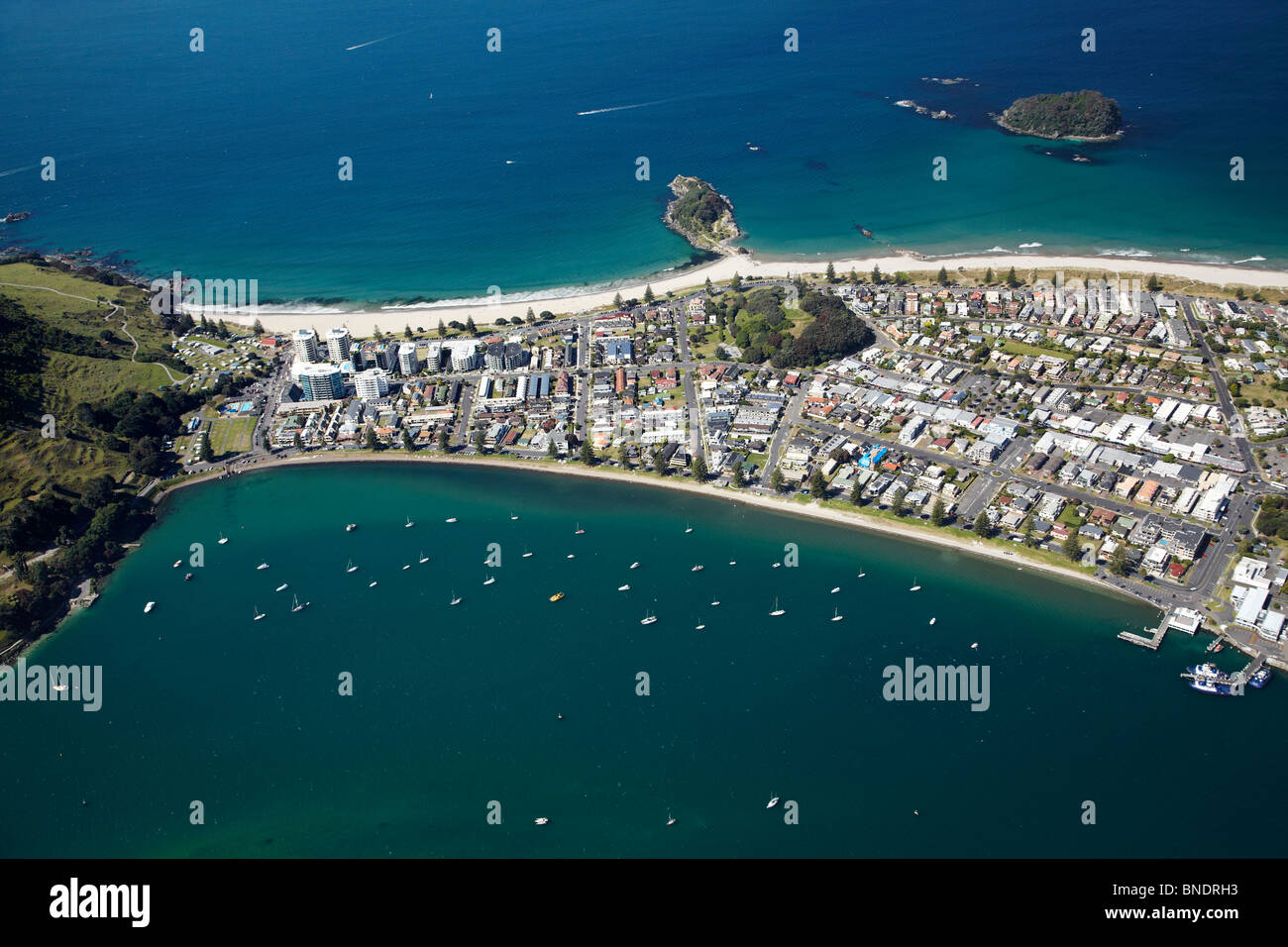 Mount Maunganui Tauranga et Harbour, Bay of Plenty, North Island, New Zealand - vue aérienne Banque D'Images