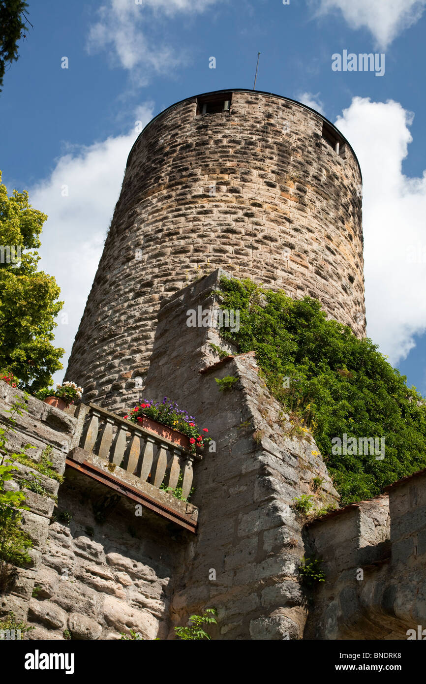 Tall pierre ronde tourelle du 13e siècle castle hotel Colmberg médiévale Bavaria Allemagne en été, fond de ciel bleu Banque D'Images