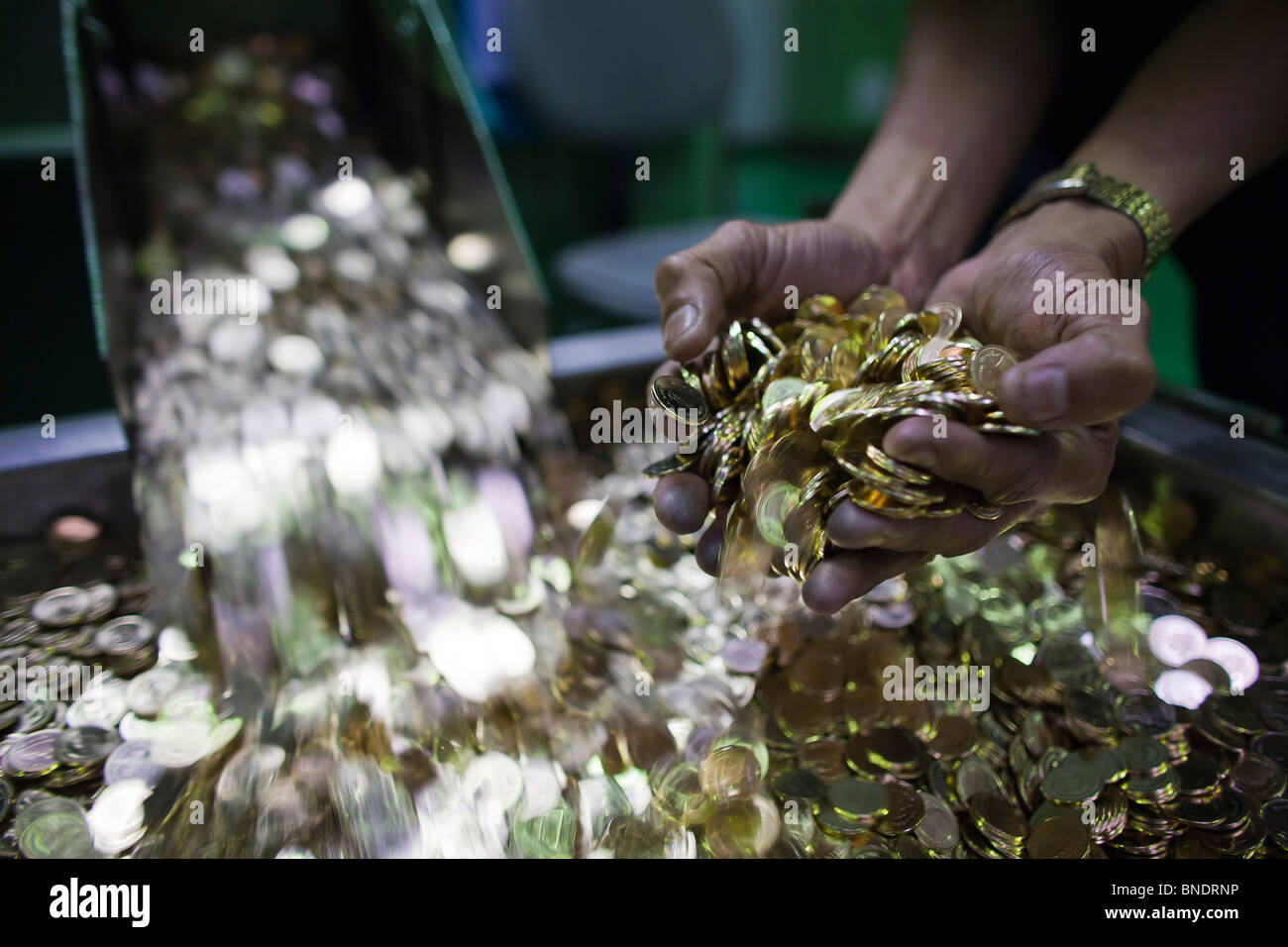Un grand nombre de pièces de la machine en thaïlandais, Thai coin Factory, Bangkok, Thaïlande. Banque D'Images