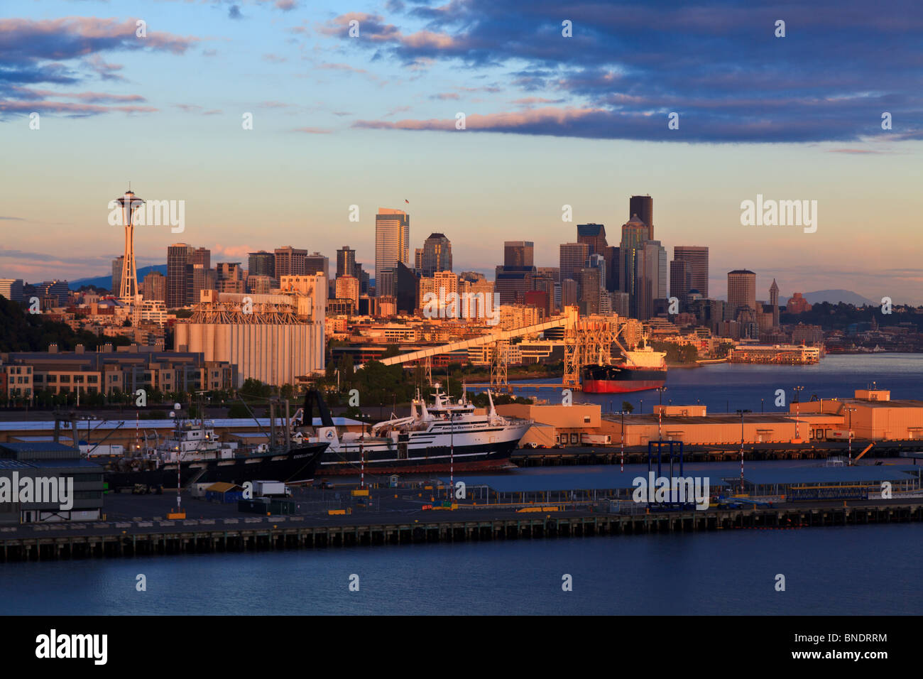 Seattle skyline et piers 90 & 91 de Magnolia Bluff, Seattle, Washington Banque D'Images