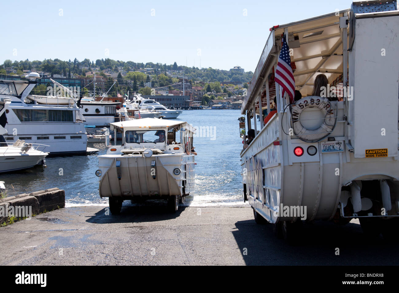 Les touristes à cheval un DUKW ou également connu sous le nom de canards, véhicule amphibie de la seconde guerre mondiale approche de rampe de bateau de quitter le lac Union, Seattle, WA Banque D'Images