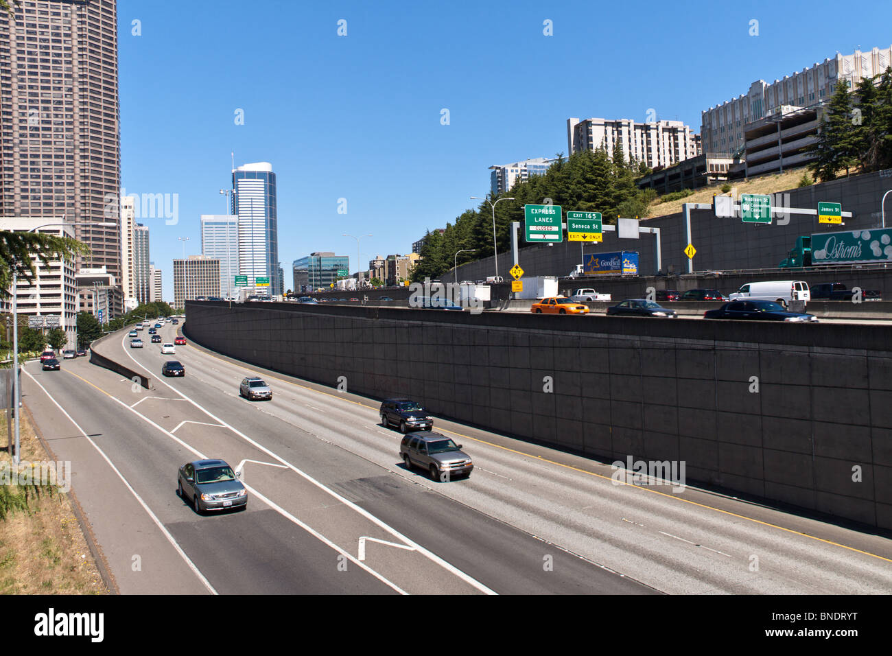En milieu de journée, le trafic sur l'Interstate 5 vue de Yesler Street viaduc, Seattle, WA Banque D'Images