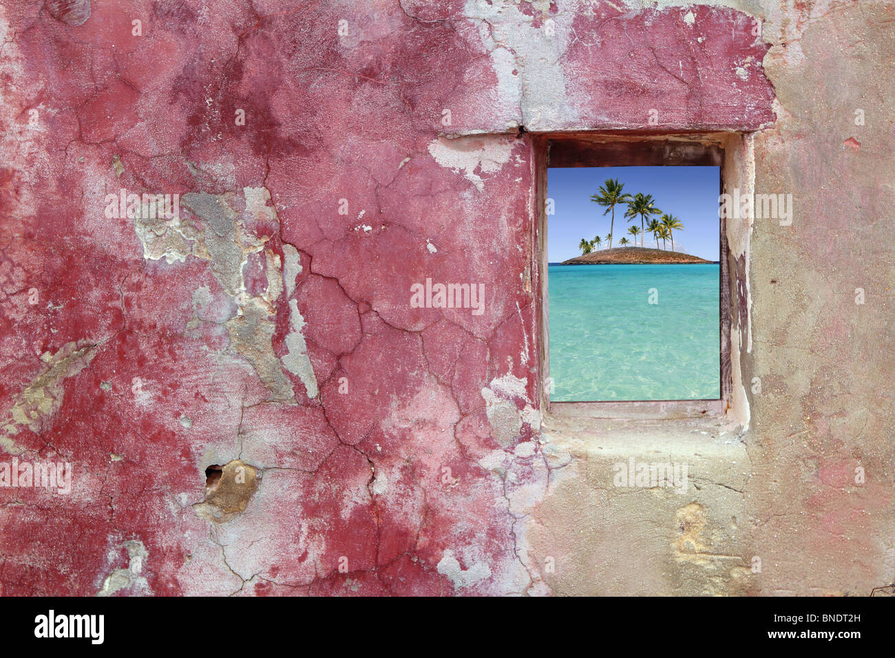 Grunge mur rouge rose fenêtre bois topical palmiers et vue sur l'ile. Banque D'Images