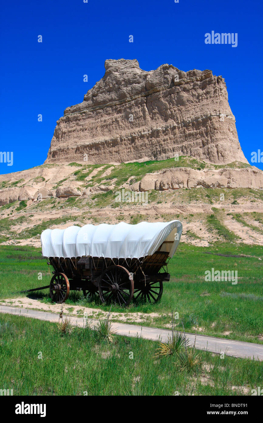 Wagon couvert devant un monument, Scotts Bluff National Monument, Arizona, USA Banque D'Images