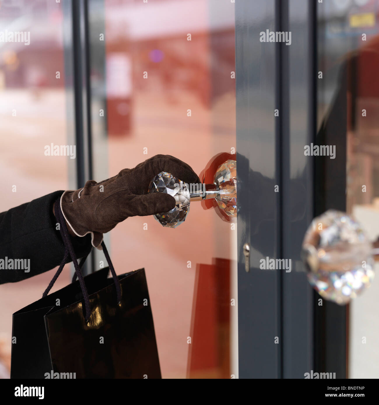 Femme d'ouvrir la porte d'une boutique, Piémont, Italie Banque D'Images