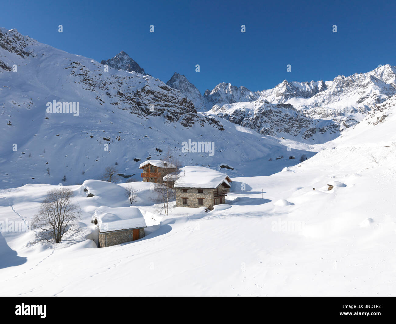 Huttes dans une vallée couverte de neige, village alpin, Piémont, Italie Banque D'Images