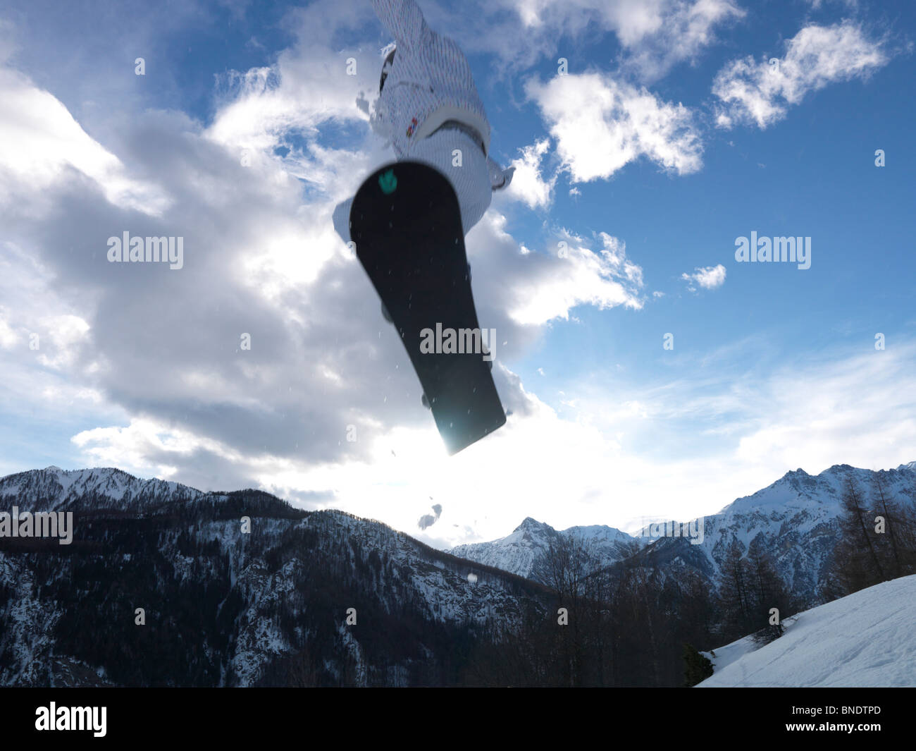 Teenage girl snowboard, Piémont, Italie Banque D'Images