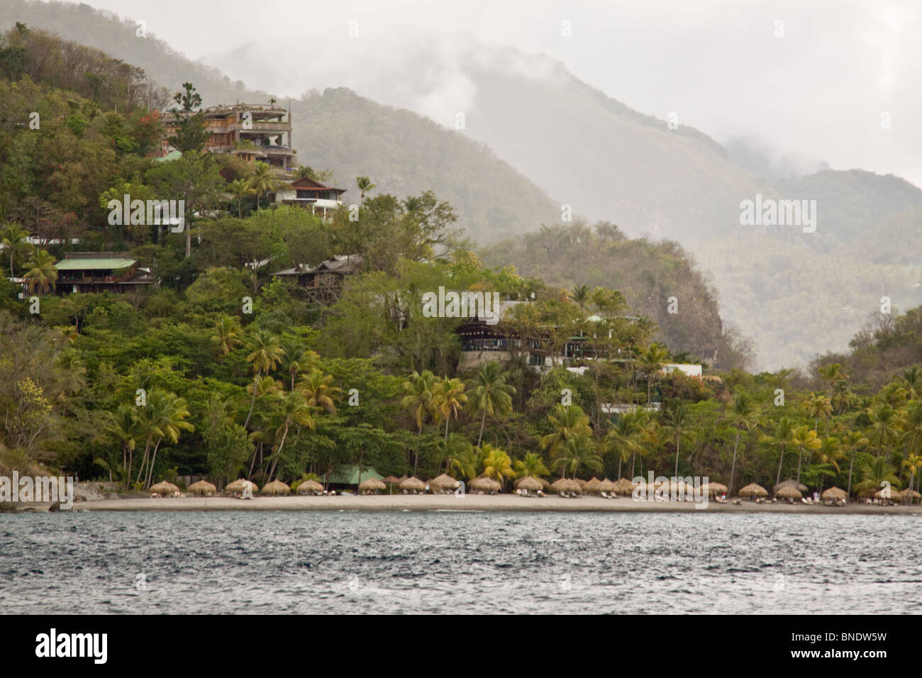 St Lucia petit gros pitons jeu big pêche rod mer des Caraïbes tropiques capricorne les navires de croisière navire locations de vacances sand surf coc Banque D'Images