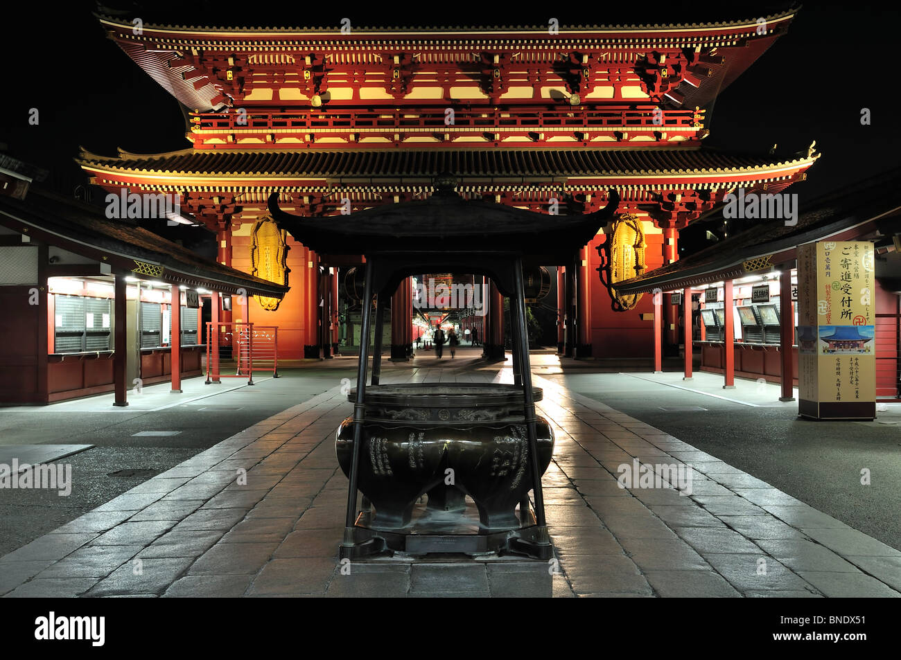 Photo de nuit de 'illuminé' Kaminarimon gate menant à ensoji «' ('temple Bouddhiste le Temple Asakusa Kannon) à Tokyo (Japon) Banque D'Images