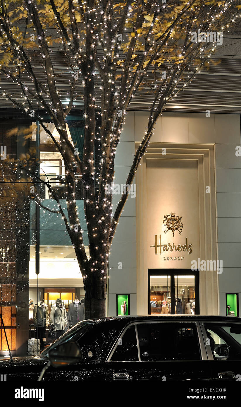 Photo de nuit de 'Harrods' department store à Tokyo's financial district (arunouchi «') avec arbre de Noël illuminé (Japon) Banque D'Images
