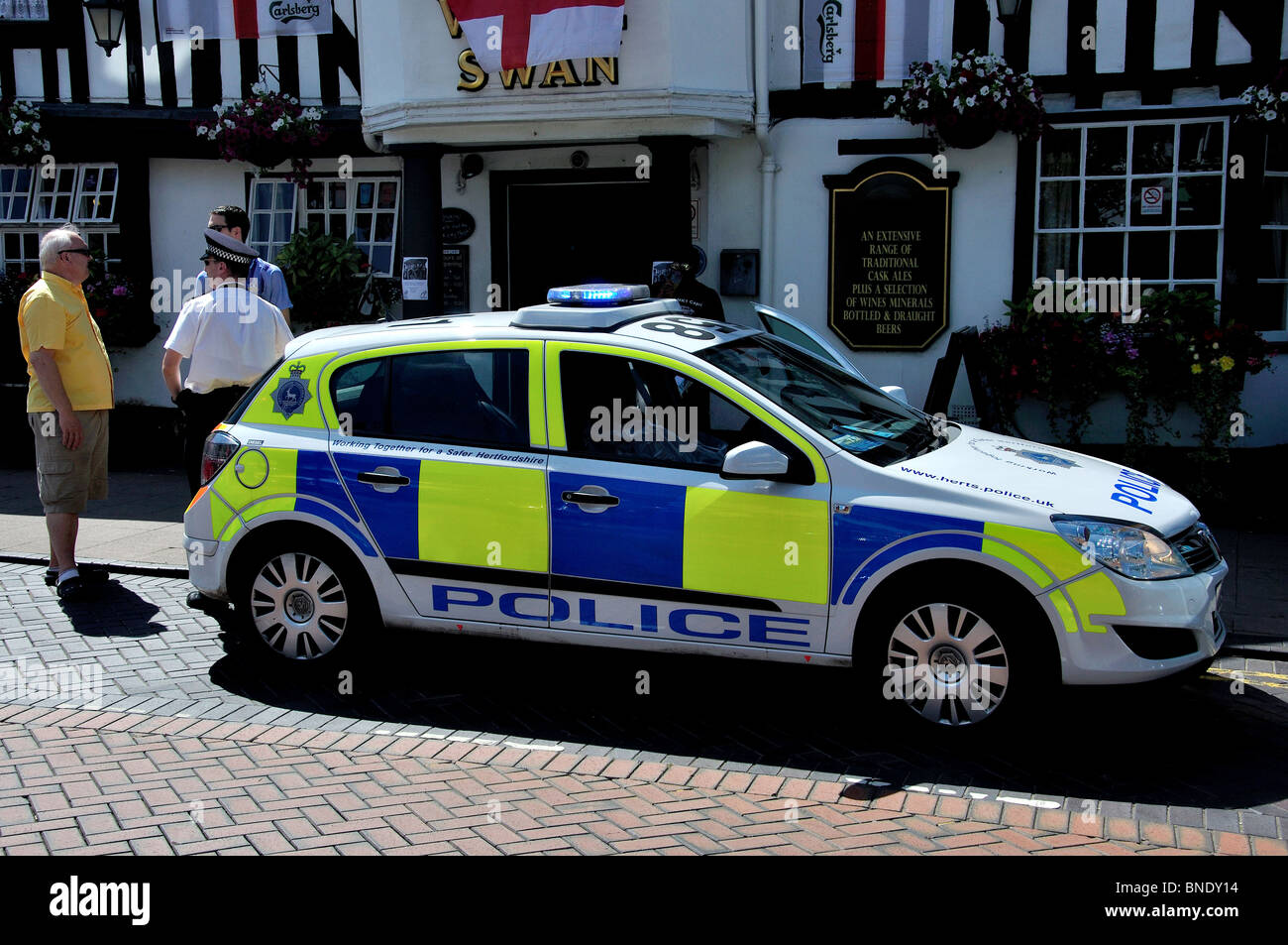Voiture de police, High Street, Hoddesdon, Hertfordshire, Angleterre, Royaume-Uni Banque D'Images