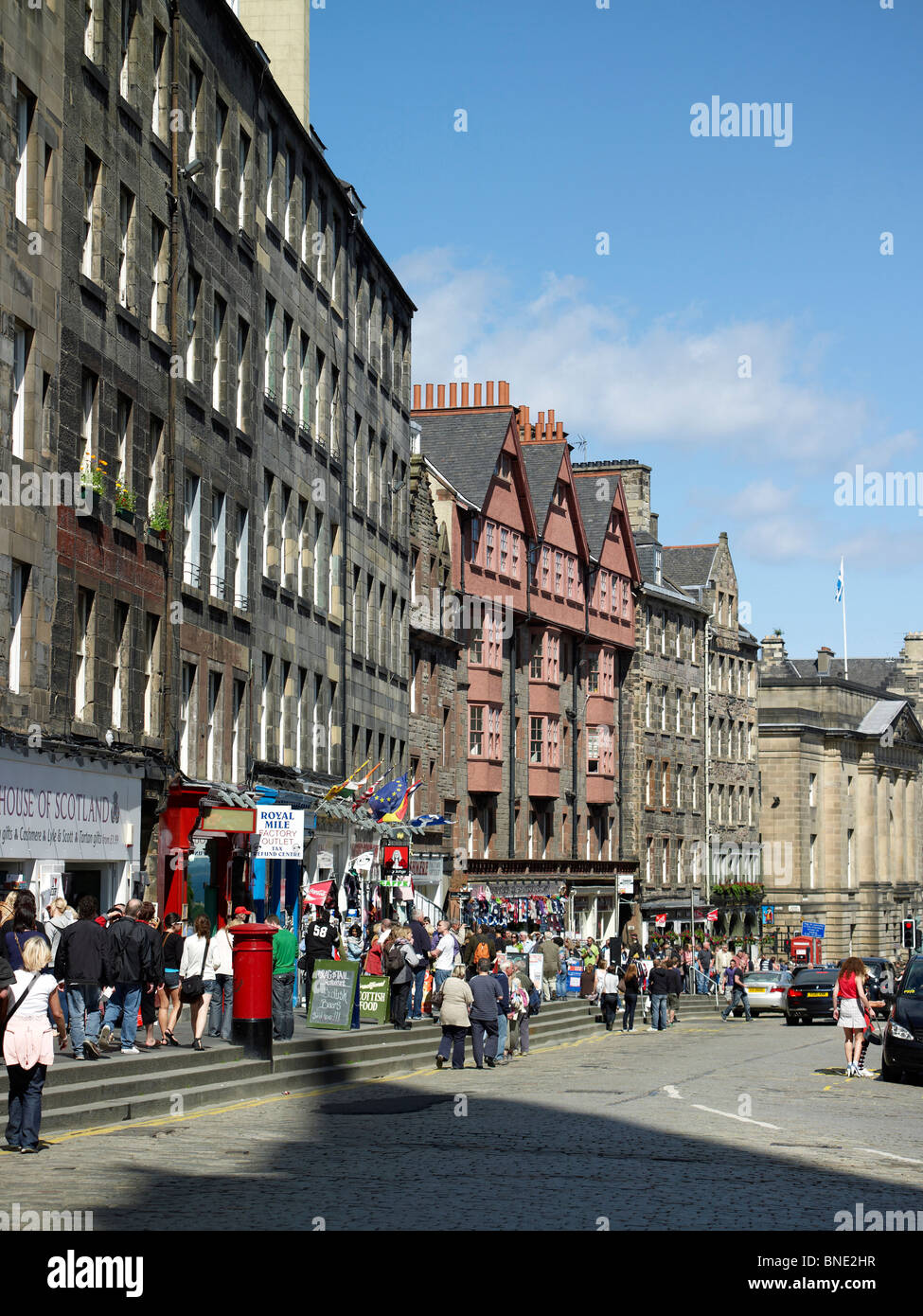 Les touristes sur High Street, Édimbourg sur un été occupé samedi, Ecosse Banque D'Images