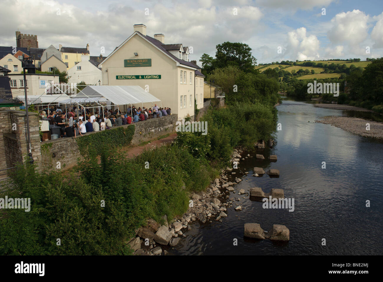 Après-midi d'été, les gens de boire dans un pub sur les rives de la rivière Wye, Brecon, Powys Pays de Galles UK Banque D'Images