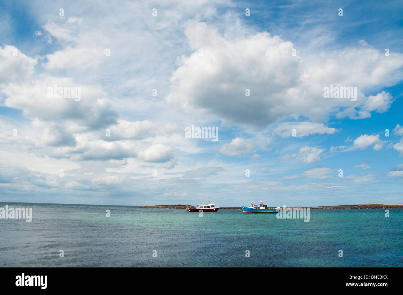 Deux bateaux ancrés en face de l'île de Farne intérieure Banque D'Images
