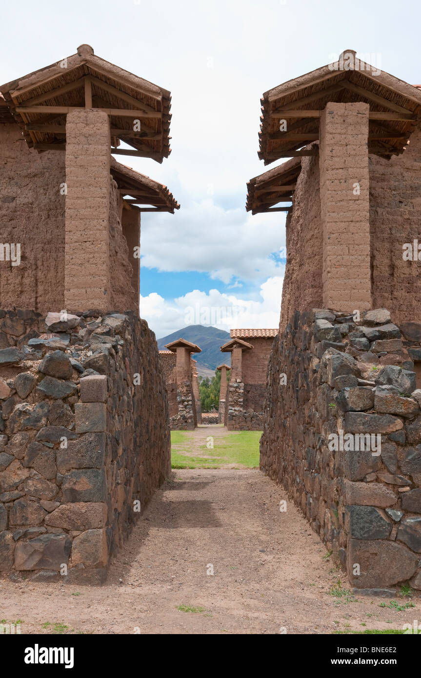 Porte du Temple à les ruines archéologiques du Temple de Wiracocha à Racchi, Pérou, Amérique du Sud. Banque D'Images