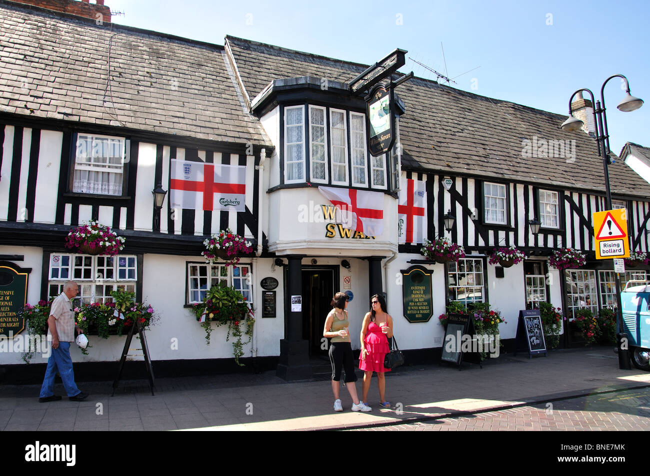 Le 16e siècle White Swan Pub, High Street, Hoddesdon, Hertfordshire, Angleterre, Royaume-Uni Banque D'Images