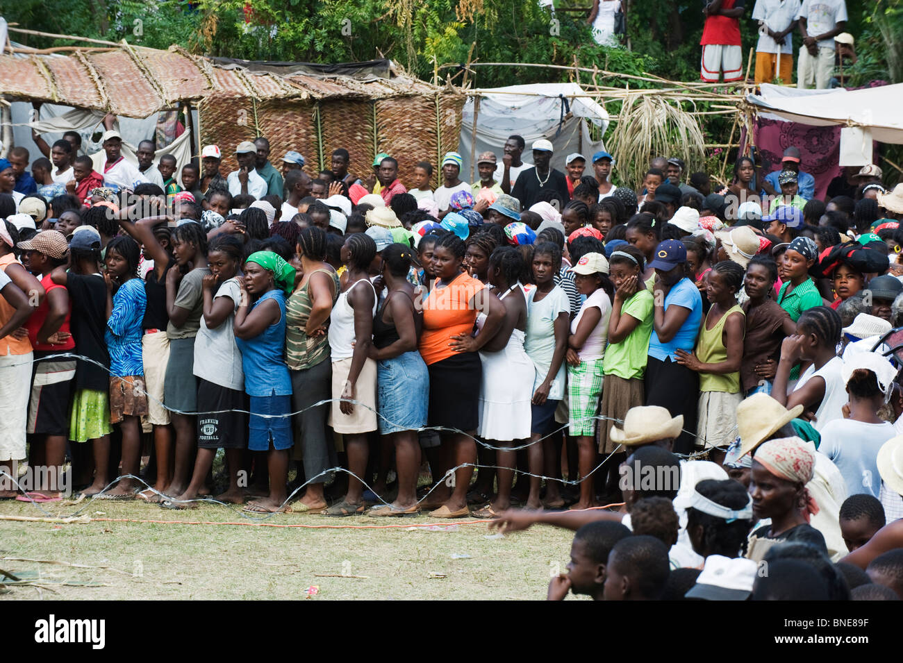 La foule en attente de distribution alimentaire après le tremblement de terre de janvier 2010, LÉOGÂNE, Haïti, Caraïbes Banque D'Images