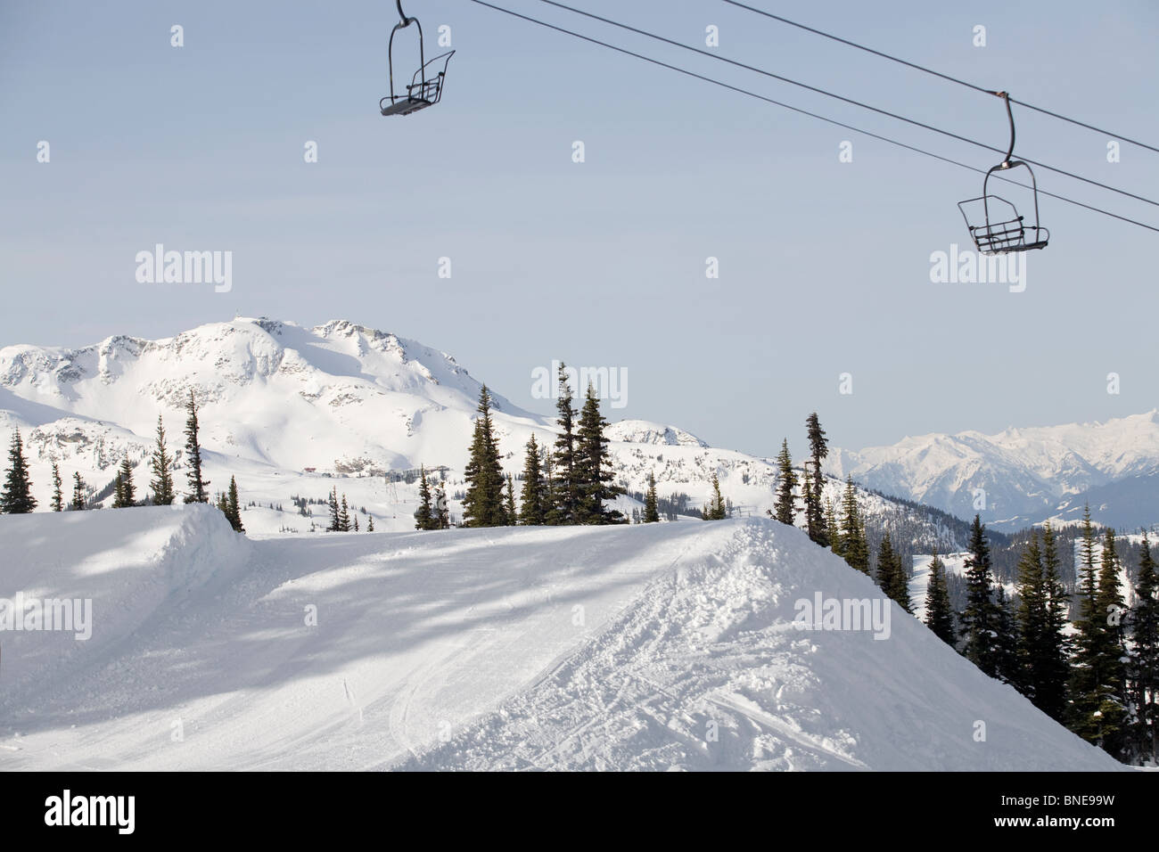 Télésiège Catskinner sur blackcomb mountain donne sur le snowpark. Banque D'Images
