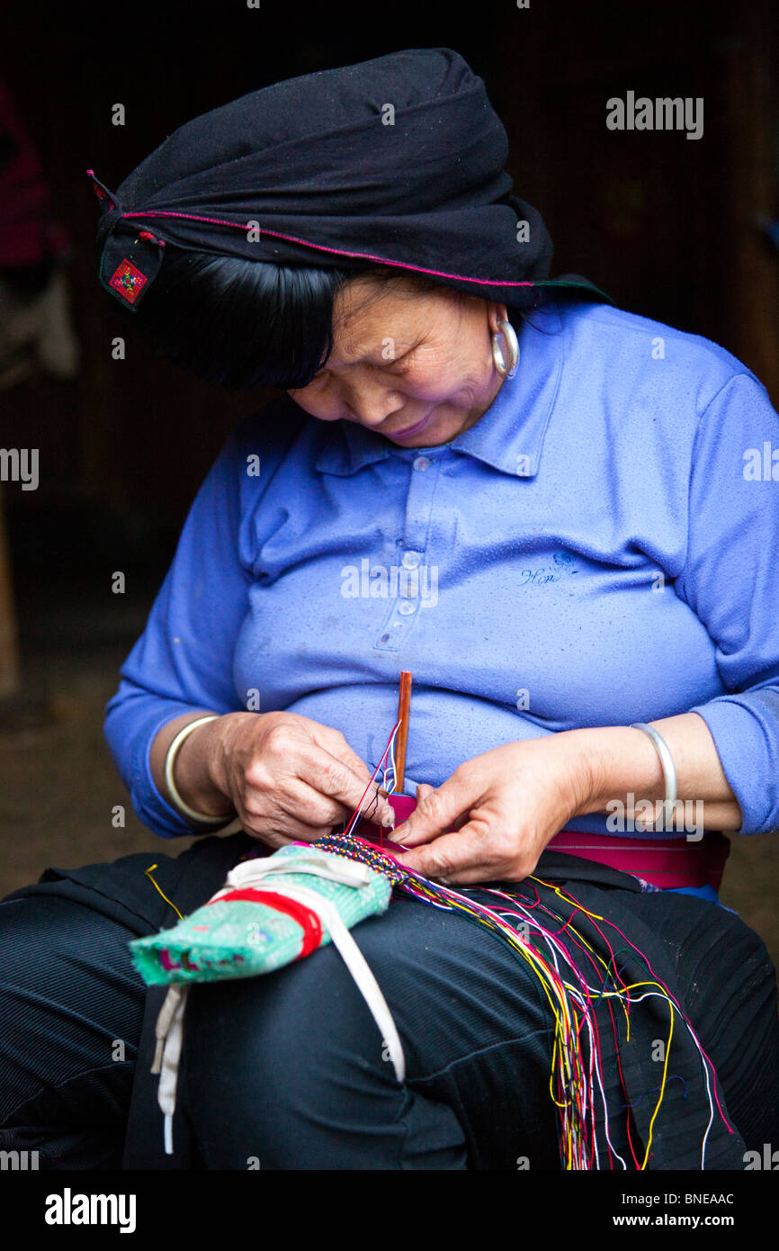 Yao femme couture dans Village Dazhai, Longsheng, Guangxi Province, China Banque D'Images