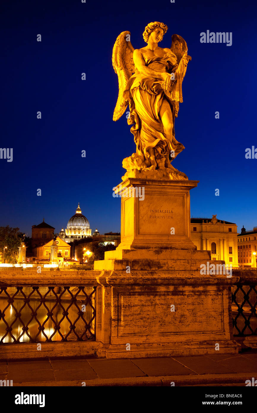 Ange sur Ponte Sant'Angelo avec la Basilique Saint Pierre au-delà au crépuscule, Rome Lazio Italie Banque D'Images