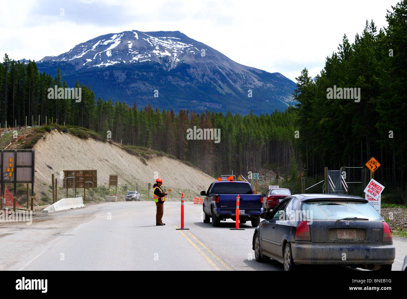 File de voitures bloquées par la construction de routes. Le Canada. Banque D'Images