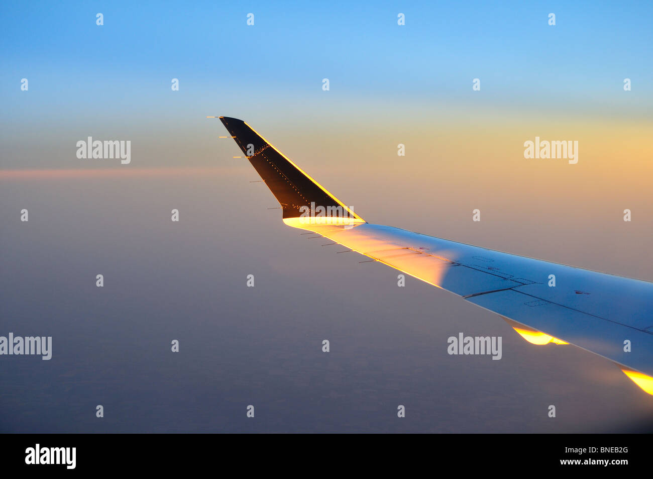 L'aile d'un avion dans le ciel. Banque D'Images