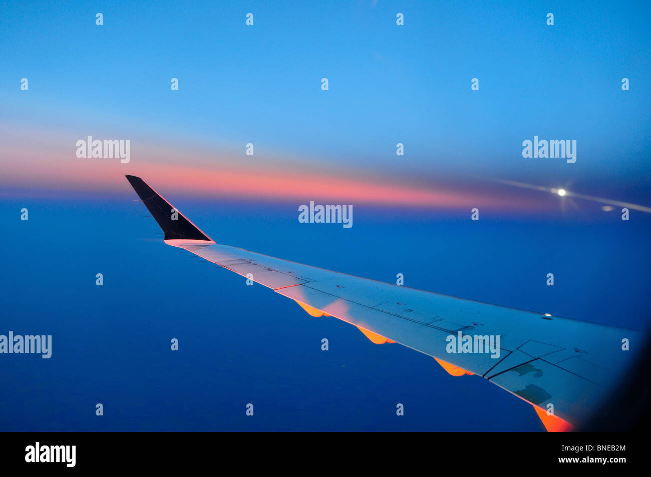 L'aile d'un avion dans le ciel. Banque D'Images