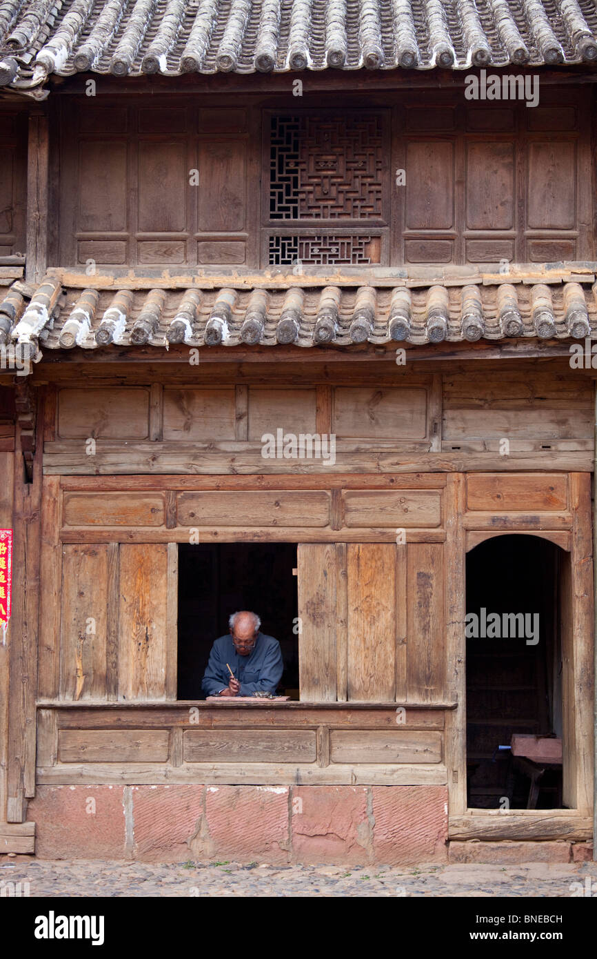 Vieil homme écrit en calligraphie Village Shaxi, Province du Yunnan, Chine Banque D'Images