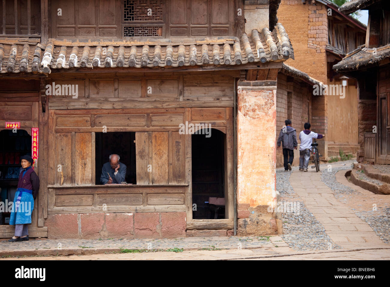 Vieil homme écrit en calligraphie Village Shaxi, Province du Yunnan, Chine Banque D'Images