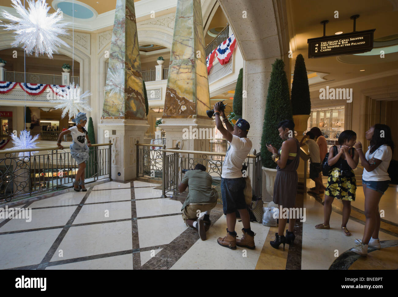 Le Venetian Las Vegas - Venise réplique. Une séance photo pour un magazine de mode se déroule à l'intérieur de la Mall. Banque D'Images