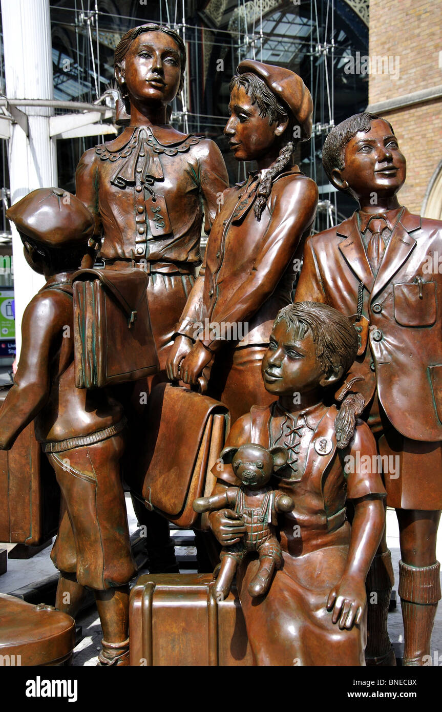 'Les enfants du Kindertransport' Statue, espérons que Square, la gare de Liverpool Street, City of London, Londres, Angleterre, Royaume-Uni Banque D'Images