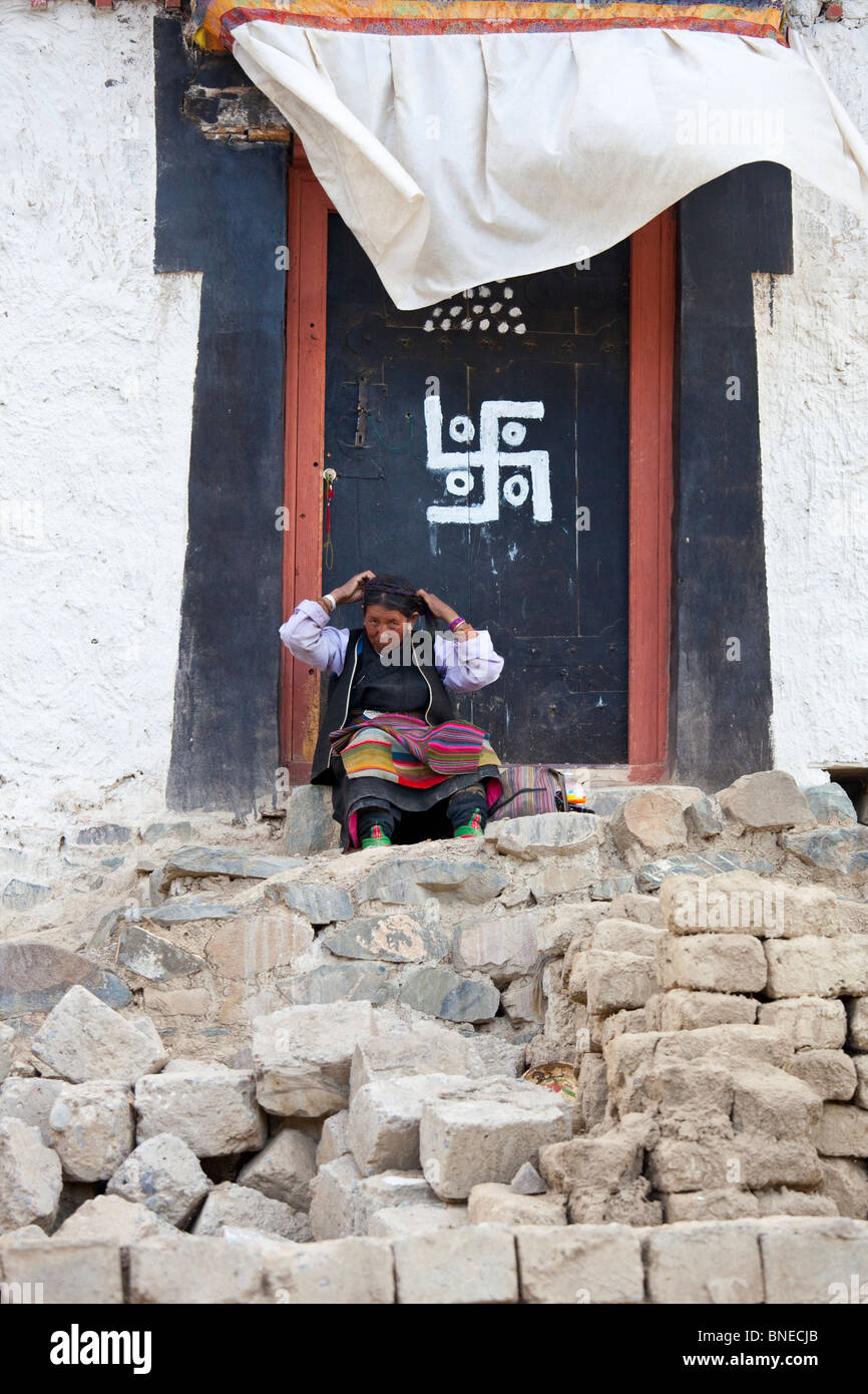 Femme âgée devant sa maison à Shigatse, Tibet Banque D'Images