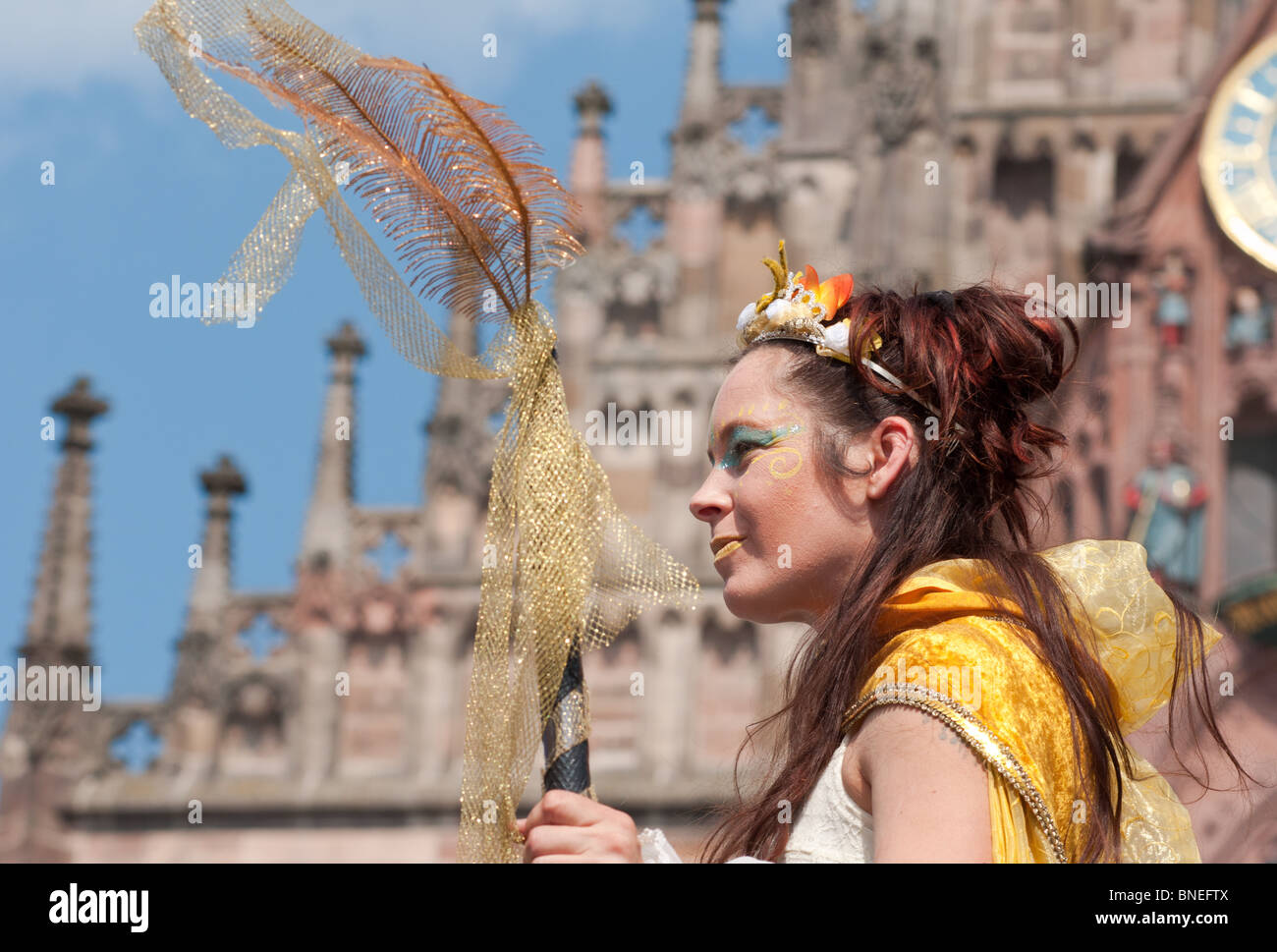 Femme vêtue comme une 'Fairy Queen' dans un rendement au niveau local en face de l'église dans la place principale de Nuremberg. L'Allemagne. Banque D'Images