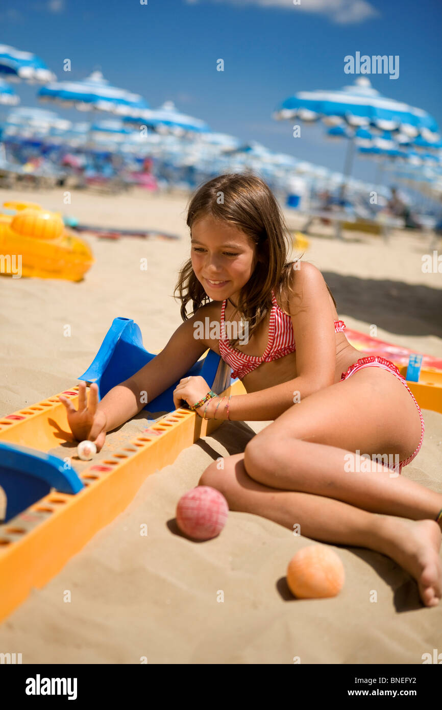 8/10 ans fille jouant à la plage Banque D'Images