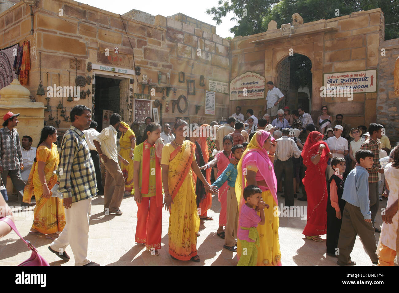 La foule des visiteurs en face d'un temple jaïn à Jaislamer, Rajasthan, Inde Banque D'Images
