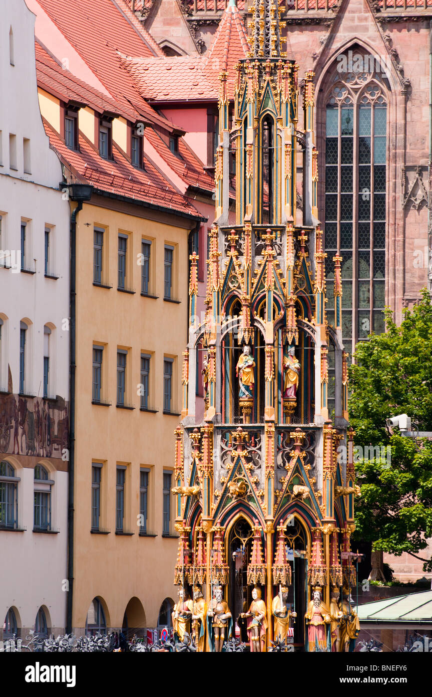 Schoner Brunnen fontaine avec shop church. Vu de la Hauptmarkt à Nuremberg, en Allemagne. Banque D'Images