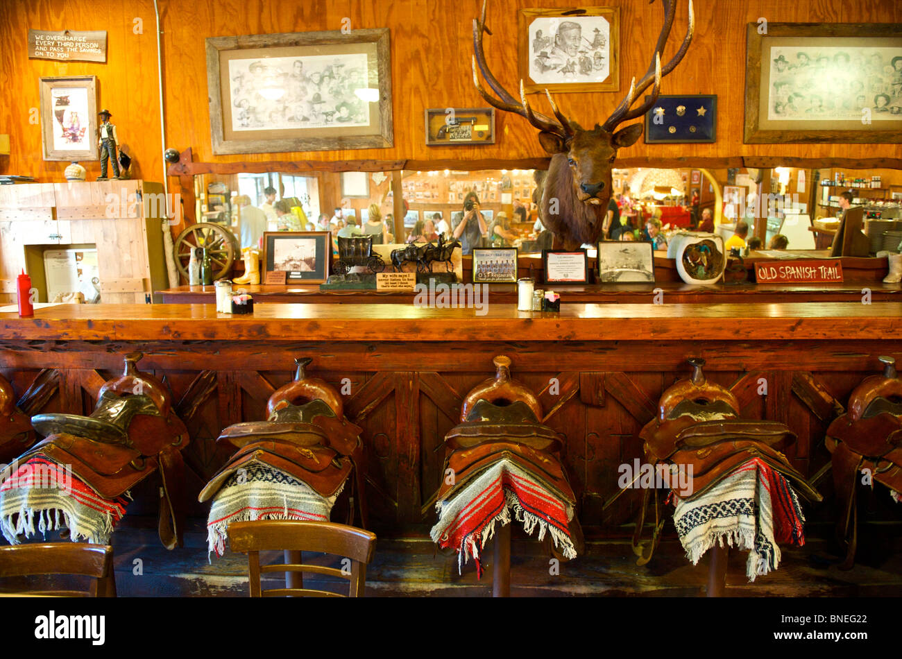 À l'intérieur d'un bar espagnol Bandera, Hill Country, Texas, États-Unis Banque D'Images