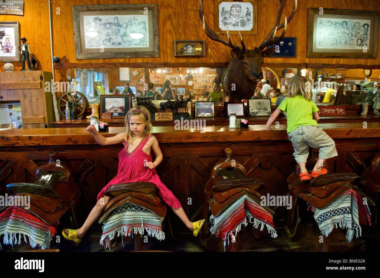 Les enfants jouant sur les outils de la Selle Bar espagnol, Texas Hill Country, Bandera, Texas, USA Banque D'Images