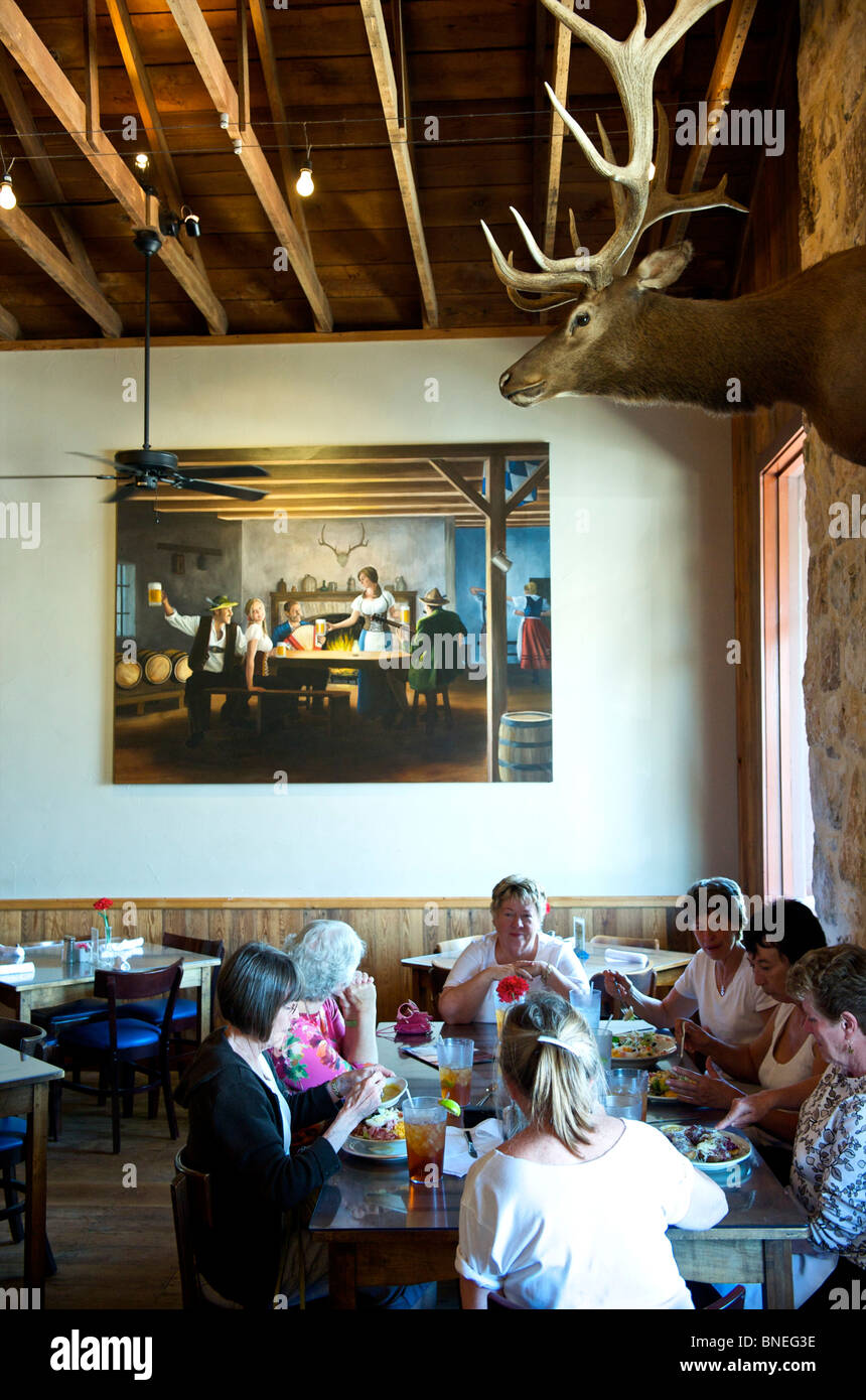 Groupe de femmes dans la soixantaine et dîner au restaurant Biergarten Auslander Hill Country, Fredericksburg, au Texas, USA Banque D'Images