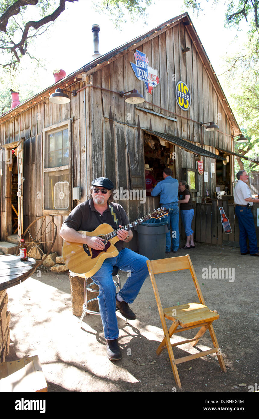 L'homme à la guitare qu'à l'extérieur de barre dans Luckenbach, Hill Country, Texas, États-Unis Banque D'Images