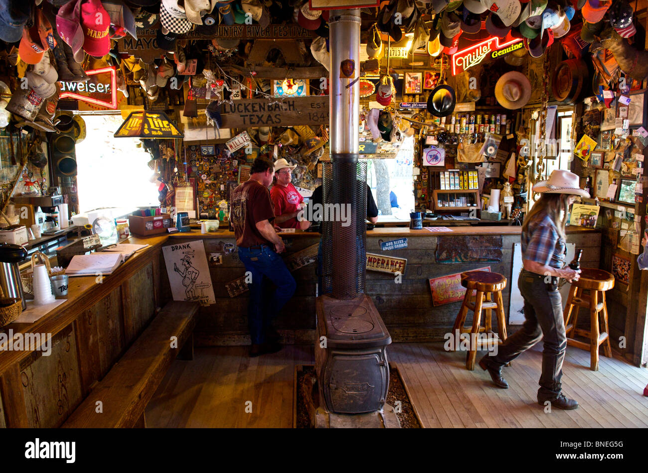 Les visiteurs dans la barre de Luckenbach au Texas Hill Country, en Amérique du Nord, Etats-Unis Banque D'Images