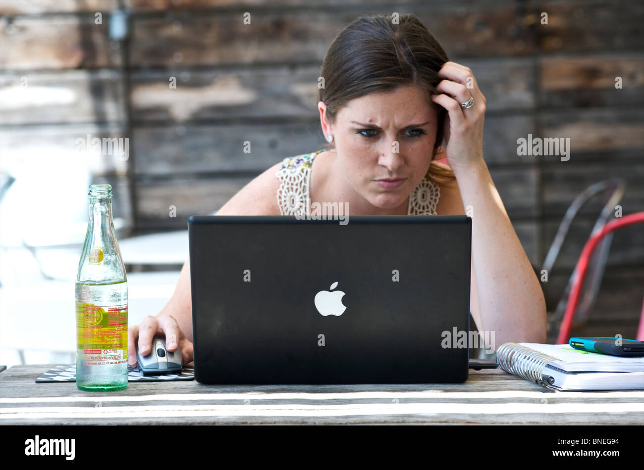 Girl working on laptop in trendy Jo's Cafe, pas d'utilisation commerciale Austin, Texas, États-Unis Banque D'Images