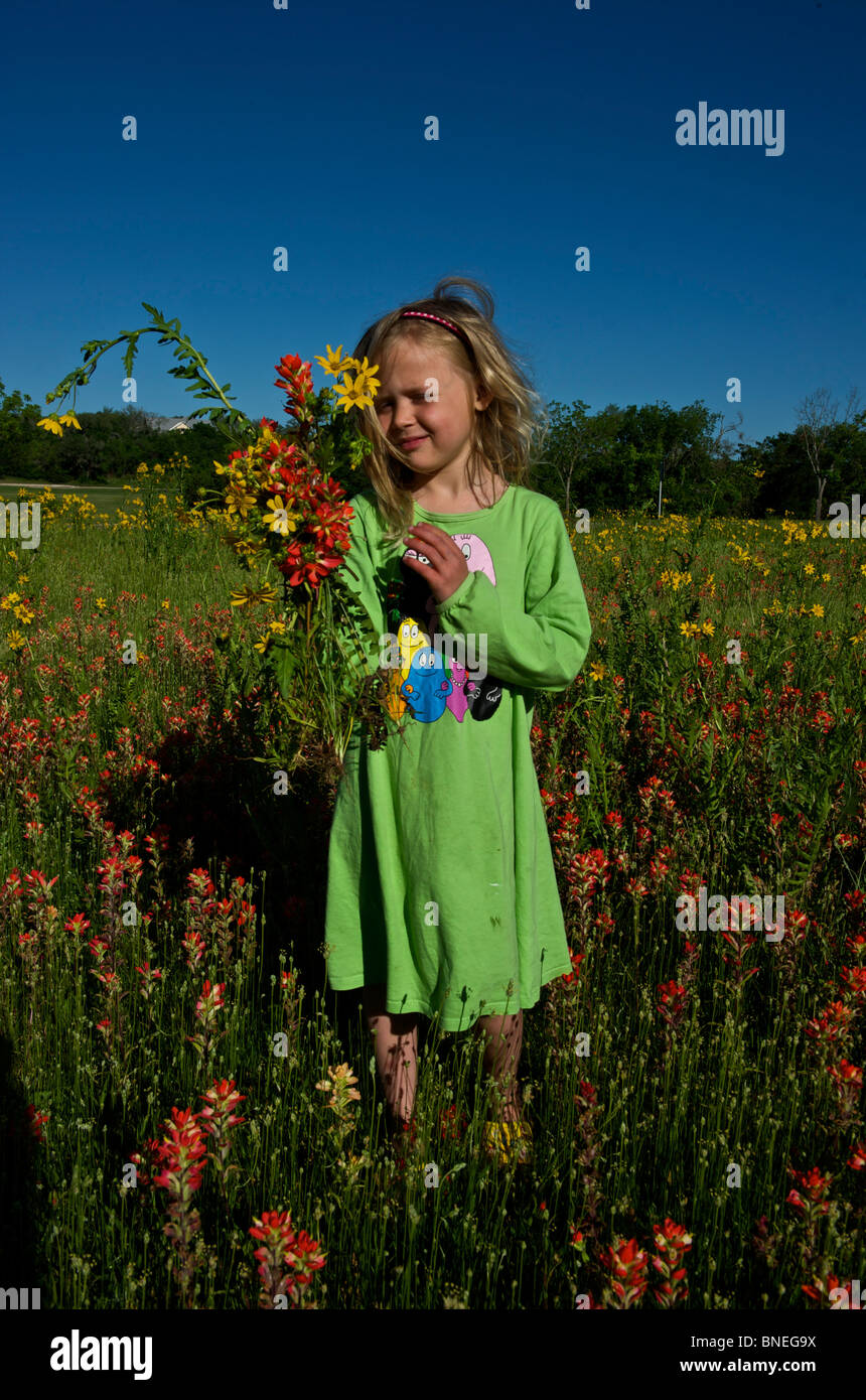 Fillette de six ans a le choix d'un bouquet de fleurs sauvages, Texas, États-Unis Banque D'Images