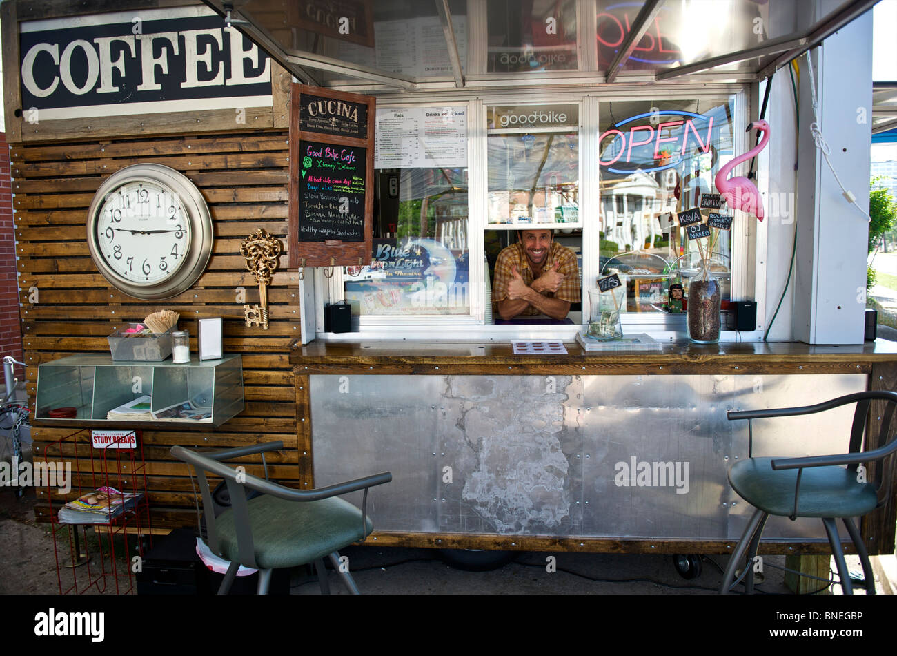 L'homme dans le quartier branché de remorque cafe pour le petit déjeuner, le café et le déjeuner Austin, Texas, États-Unis Banque D'Images