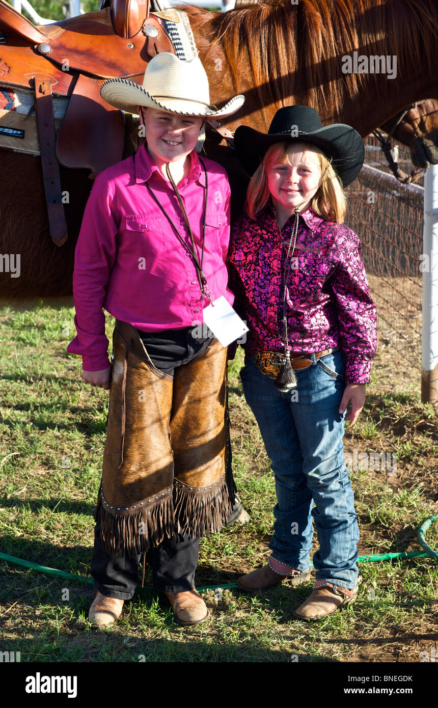 Deux jeunes cowgirls posant pour la caméra à PRCA Rodeo petite ville Bridgeport, Connecticut, en Amérique du Nord, Etats-Unis Banque D'Images